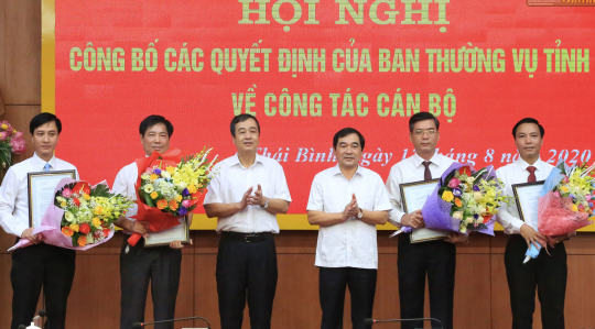 Lãnh đạo tỉnh Thái Bình chúc mừng các cán bộ vừa được bổ nhiệm - Ảnh: Hoàng Long