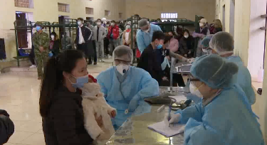 Kiểm tra sức khoẻ, lấy mẫu xét nghiệm các trường hợp từ nước ngoài về cách ly tại Ninh Bình - Ảnh: Hoàng Long