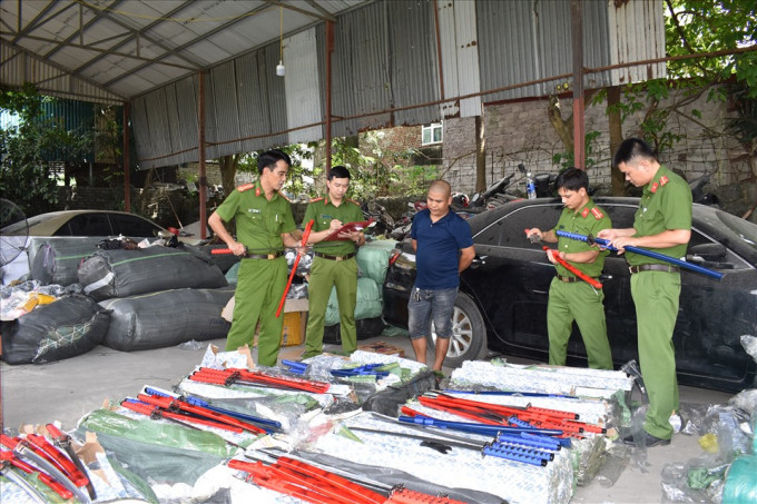Trên xe ô tô phát hiện nhiều đao kiếm và lượng hàng hoá nhậu lậu trị giá khoảng 1 tỷ đồng - Ảnh: Công an NB