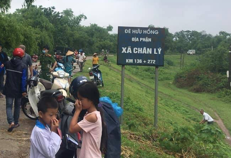 Thi thể lái xe ôm mất tích 5 ngày trước được phát hiện tại triền đê Hồng Lý - Ảnh: Hoàng Long