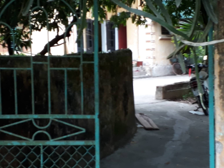 Ngôi nhà ở cuối ngõ, nơi xảy ra vụ bố đẻ tàn nhẫn đánh 2 con trọng thương - Ảnh: Hoàng Long