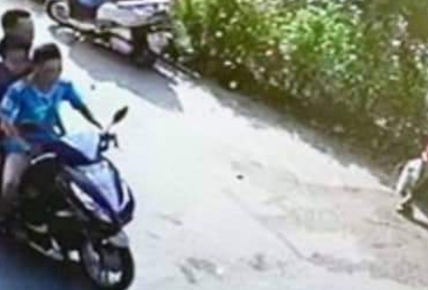 Camera cho thấy trước khi xảy ra tai nạn, 3 thanh niên không đội mũ bảo hiểm và đi trái đường - Ảnh: Gia đình nạn nhân cung cấp