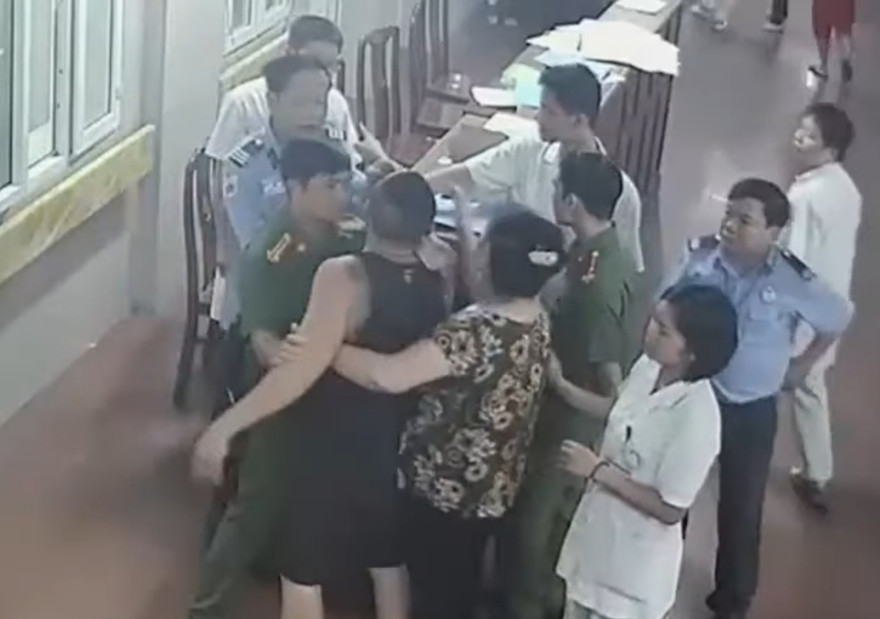 Bất chấp can ngăn, đối tượng tiếp tục chửi mắng, lao vào đánh y, bác sỹ - Ảnh: trích xuất từ camera của bệnh viện