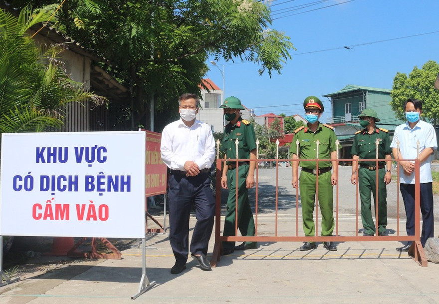 Thái Bình lấp các chốt, huy động các tổ tự quản tham gia chống dịch - Ảnh: Hoàng Long