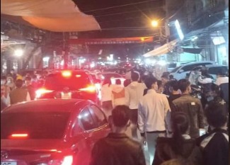 Đêm mồng 7 tháng Giêng, dòng người đổ về chợ Viềng vẫn đông chật - Ảnh: Hoàng Long