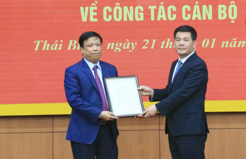 Bí thư Tỉnh uỷ Thái Bình trao quyết định và chúc mừng tân Bí thư Đảng uỷ Khối Doanh nghiệp Thái Bình - Ảnh: Hoàng Long