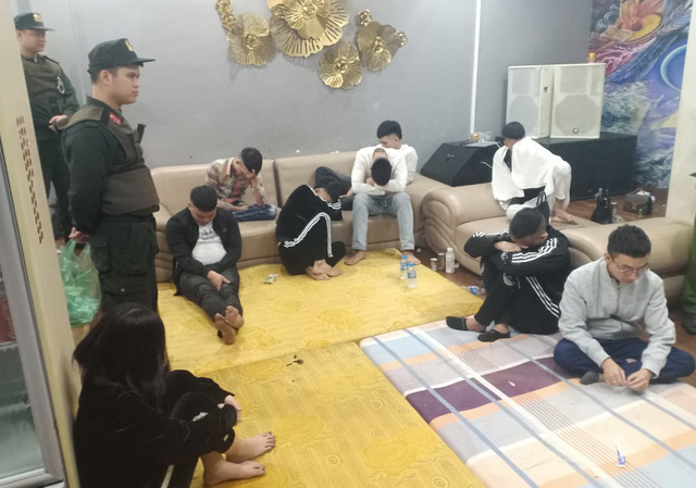 Các đối tượng bị bắt quả tang đang sử dụng ma tuý trong nhà nghỉ Hong Kong - Ảnh: CAND