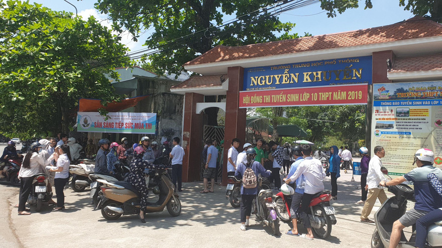 Thí sinh và phụ huynh Nam Định đến các trường xem kết quả thi vào lớp 10 công lập - Ảnh: Hoàng Long