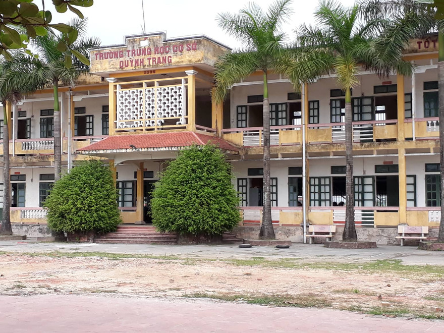 Trường tiểu học và THCS Quỳnh Trang, nơi có thày giáo bị tố "gạ tình" học sinh cũ - Ảnh: Hoàng Long