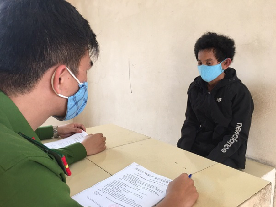 Công an huyện Đông Hưng bắt khẩn cấp đối tượng liên quan đến nghi án hiếp dâm cháu bé 9 tuổi - Ảnh: Hoàng Long