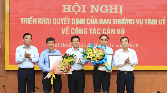Ông Vũ Đức Hằng (thứ 4, từ trái sáng) được bổ nhiệm làm Trưởng ban Tổ chức Tỉnh uỷ Thái Bình - Ảnh: Hoàng Long