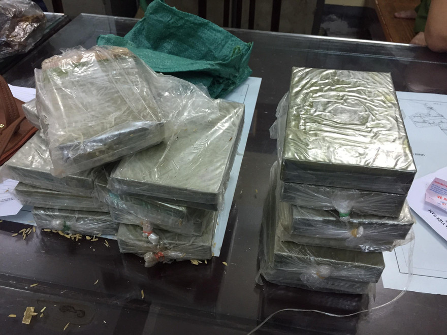 Cựu giáo viên bị bắt quả tang khi vận chuyển 15 bánh heroin