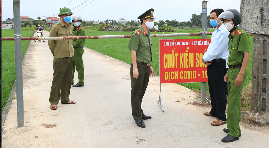 Toàn thôn Hoà Tiến bị kiểm soát nghiêm ngặt, áo dụng chế độ giãn cách xã hội sau khi có người nhiễm COVID-19 - Ảnh: Hoàng Long