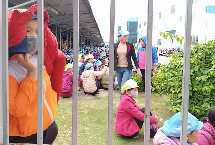 Công nhân nơi có người Trung Quốc làm việc nghỉ làm tập thể chờ kết quả xét nghiệm - Ảnh: CTV