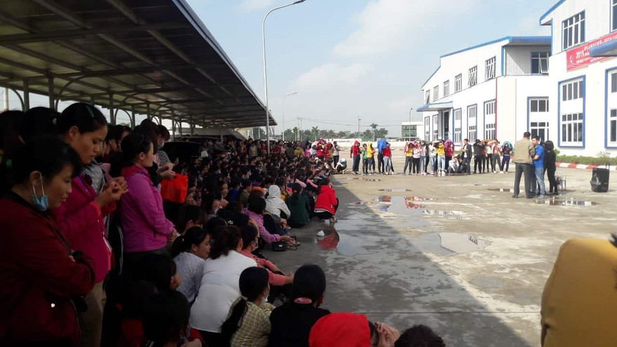 Từ ngày 4/1, hơn 1.000 công nhân đồng loạt ngừng làm việc để đòi hỏi thưởng tết xứng đáng - Ảnh: Hoàng Long