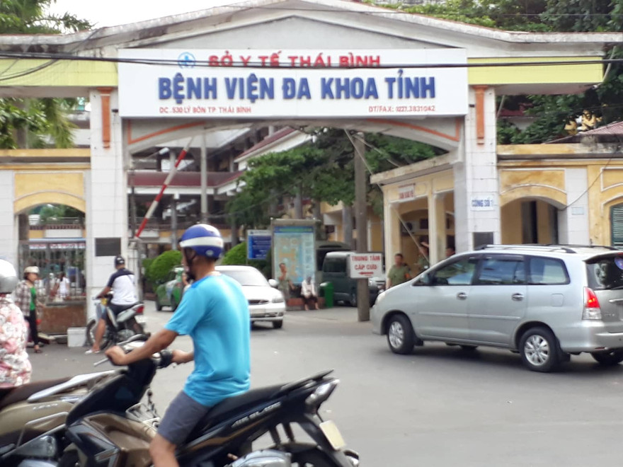 2 cháu bé bị bố đánh trọng thương đã được bệnh viện cứu chữa qua cơn nguy kịch - Ảnh: Hoàng Long