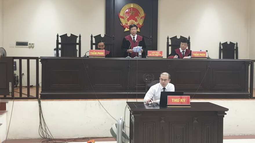 HĐXX phúc thẩm tuyên án vụ phúc thẩm đối với vợ chồng Lẫm, Quyết. Ảnh: Hoàng Long