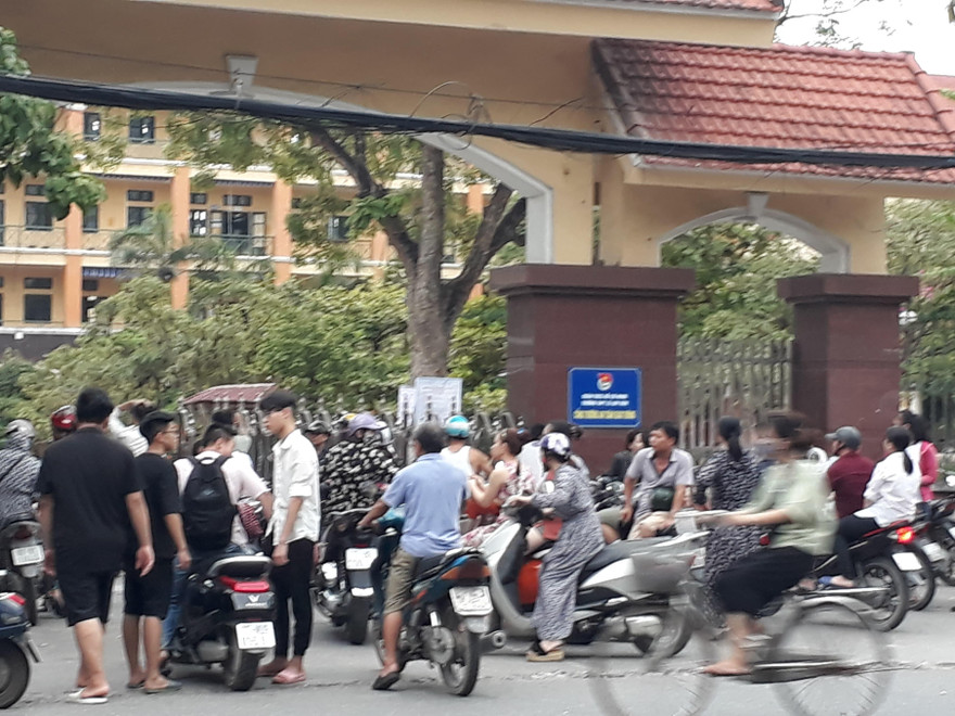 Phụ huynh và học sinh tập trung ở các trường THPT để "đợi" điểm - Ảnh: Hoàng Long