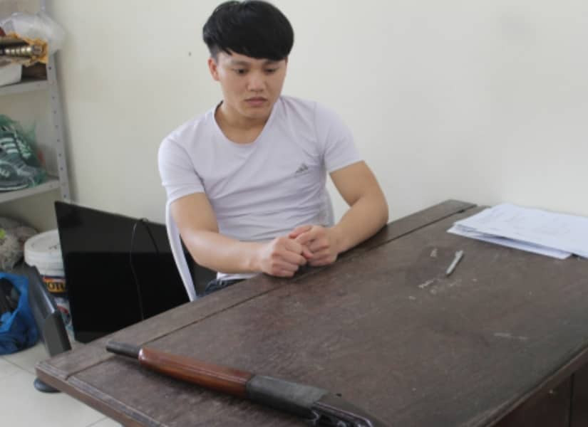 Đối tượng bắn chết người và tang vật vụ án - Ảnh: Hoàng Long