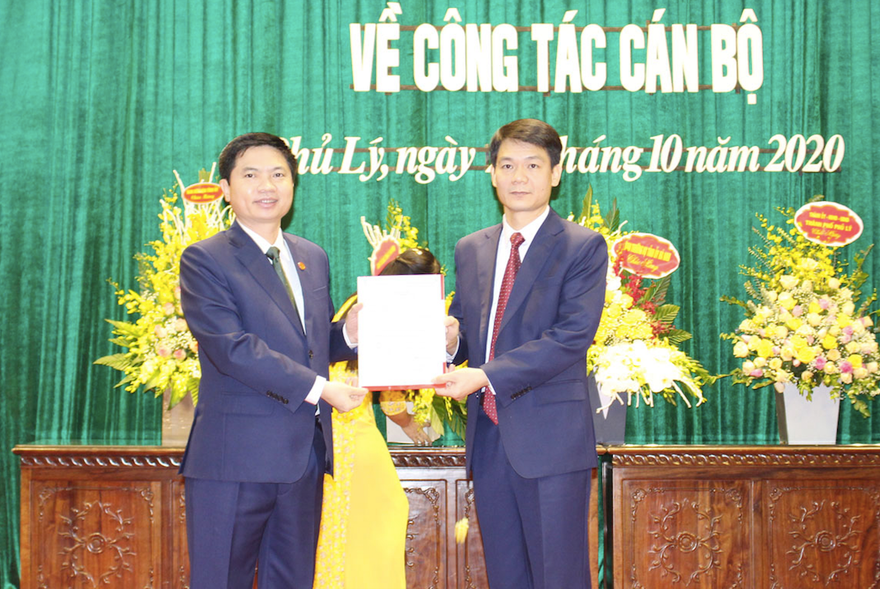 Chủ tịch UBND tỉnh Hà Nam trao quyết định và chúc mừng Tân Bí thư Thành uỷ Phủ Lý Nguyễn Đức Toàn - Ảnh: Hoàng Long
