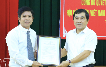 Phó Bí thư Thường trực Tỉnh uỷ Thái Bình (phải) trao quyết định cho tân Chủ tịch Hội Nông dân Thái Bình Lê Hồng Sơn - Ảnh: BTB