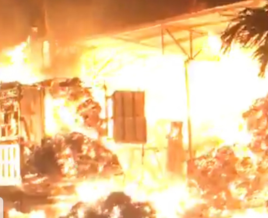 Đám cháy thiêu rụi kho hàng chứa 500 tấn giấy, bìa các tông - Ảnh: Hoàng Long