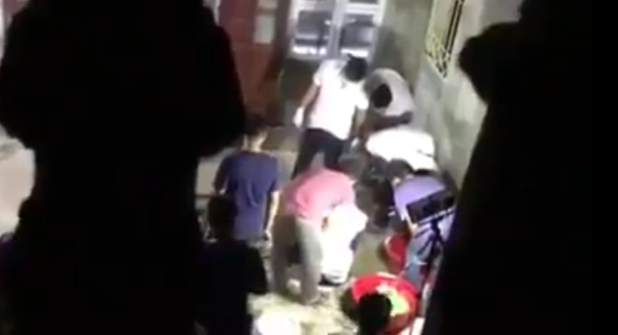 Công an Nam Định giám định thi thể nạn nhân, điều tra iện trường để làm rõ vụ việc. Ảnh: HL