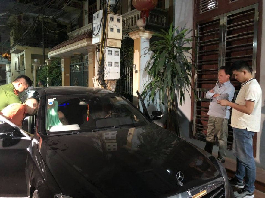 Công an khám xét xe ô tô và nhà riêng của ông tròm cho vay nặng lãi Chúc "Nhị" - Ảnh: Hoàng Long