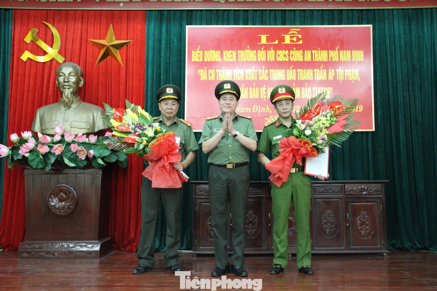 Giám đốc Công an tỉnh Nam Định khen thưởng phá án nhanh vụ cắt cáp trung tính trạm biến thế - Ảnh: Hoàng Long
