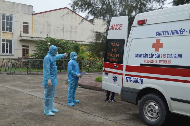 Khẩn trương đưa cặp vợ chồng F1 của bệnh nhân COVID_19 tại Thanh Miện, Hải Dương đi cách ly tập trung - Ảnh: Hoàng Long