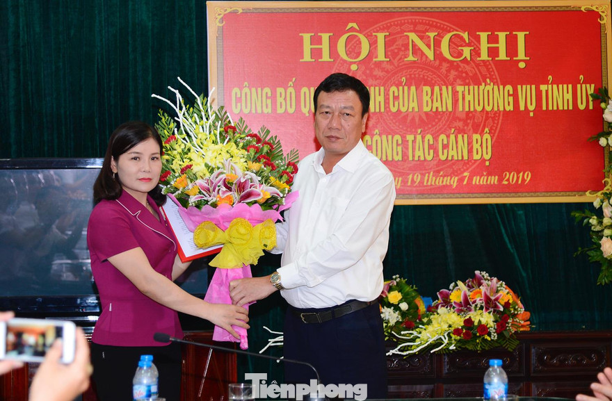 Bí thư Tỉnh uỷ Nam Định chúc mừng Bí thư Tỉnh Đoàn nhận nhiệm vụ mới - Ảnh: Hoàng Long