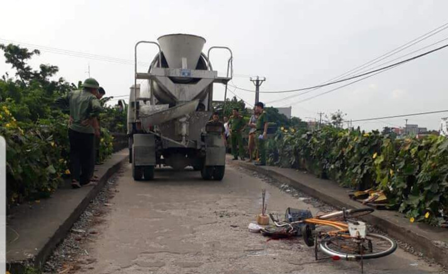 Hiện trường vụ tai nạn thương tâm khiến một học sinh lớp 4 tử vong - Ảnh: Hoàng Long