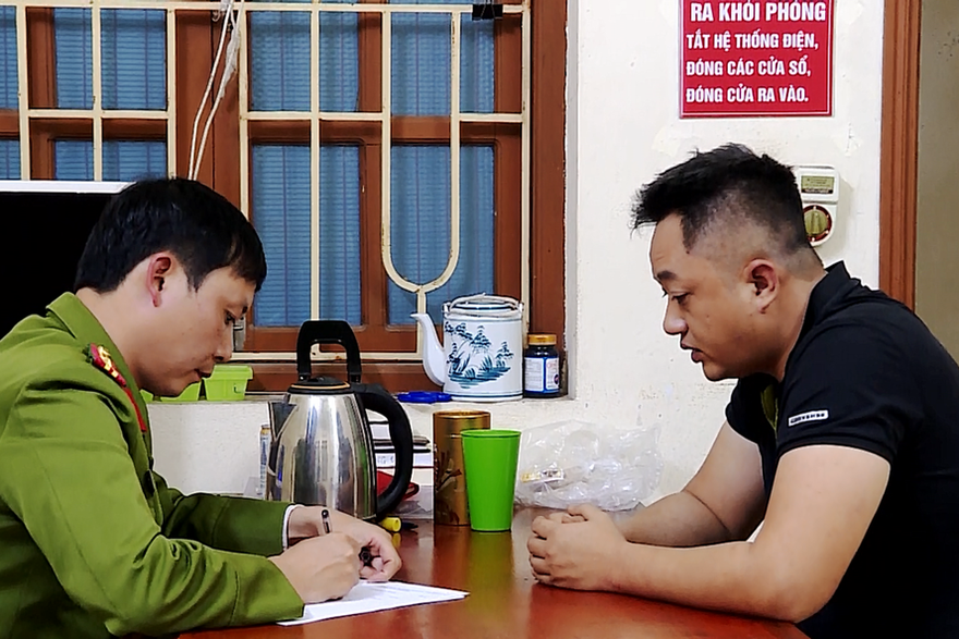 Công an Ninh Bình bắt giữ Nguyễn Thanh Tùng (34 tuổi, trú tại phường Vân Giang, thành phố Ninh Bình) vì có hành vi đốt pháo trong đêm giao thừa. Ảnh: NT