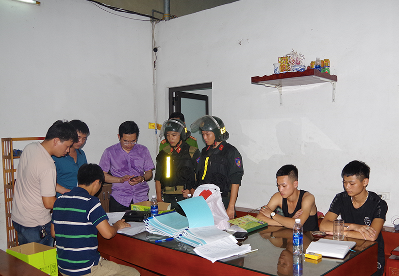 5 mũi trinh sát của Công an Hà Nam đồng loạt tấn công vào đường dây lô đề - Ảnh: Hoàng Long