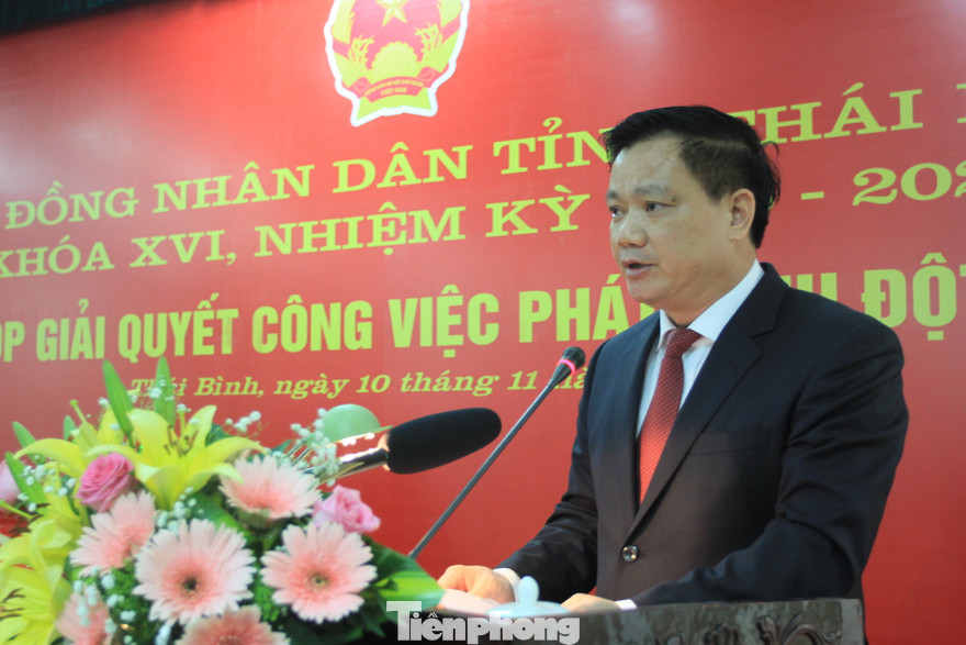 Ông Nguyễn Khắc Thận phát biểu nhận nhiệm vụ Chủ tịch UBND tỉnh Thái Bình - Ảnh: Hoàng Long