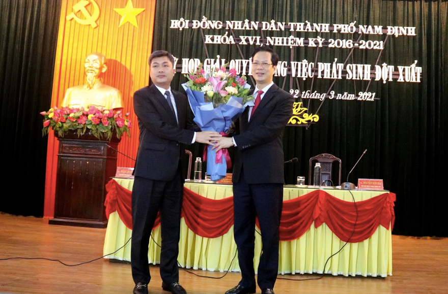 Bí thư Thành uỷ Nam Định Nguyễn Anh Tuấn chúc mừng tân Chủ tịch UBND thành phố Nam Định Phạm Duy Hưng (trái ảnh) - Ảnh: Hoàng Long