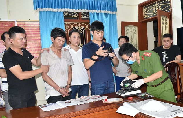 Công an bắt giữ đối tượng Lê Đức Bình và hơn 3,5kg ma tuý - Ảnh: Hoàng Long