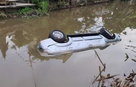 Xe ô tô bị mất lái, lao xuống sông khiến 2 người tử vong - Ảnh: HL