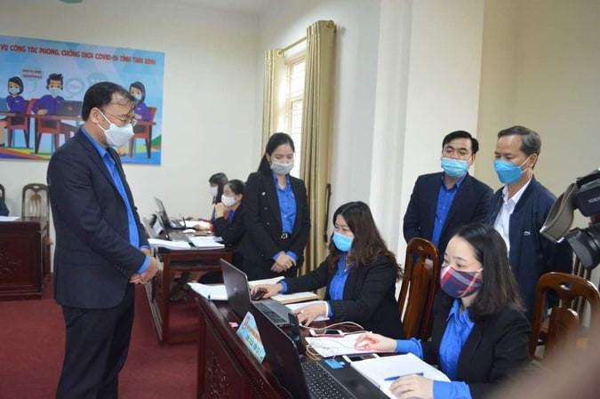 Cán bộ Tỉnh đoàn Thái Bình trực "đường dây nóng" 24/24 - Ảnh: Hoàng Long
