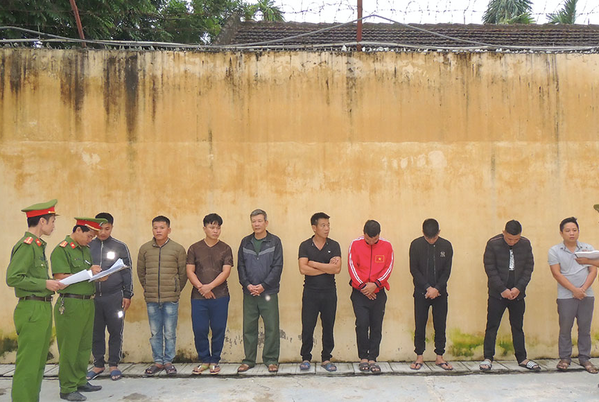 9 đối tượng bị bắt quả tang ki đang tham gia sát phạt tại ổ xóc đĩa - Ảnh: Hoàng Long