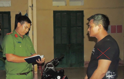 Tên cướp Tạ Văn Thắng khai nhận đã gây ra 12 vụ cướp giật trên các tuyến đường - Ảnh: Hoàng Long