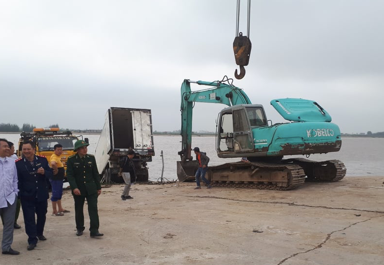 Chiều 7/3, lực lượng chức năng đã trục vớt được chiếc ô tô bị chìm theo đò - Ảnh: Hoàng Long