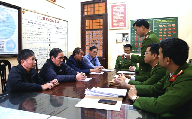 Công an tỉnh Nam Định đọc lệnh bắt 4 cuuwj cán bộ xã Mỹ Phúc tại UBND xã Mỹ Phúc - Ảnh: Công an tỉnh Nam Định