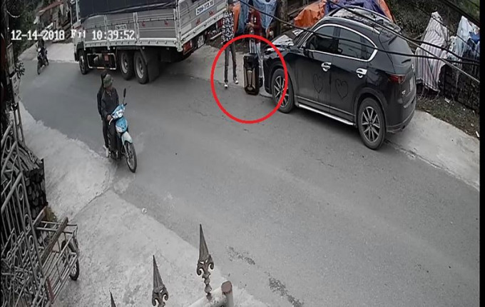 Mang loa đài đến bật nhác sàn, nhác đám ma hết công suất để đòi nợ (Ảnh cắt từ clip của ông Kỳ)