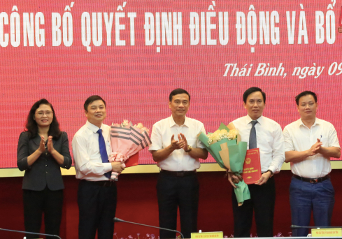 Lãnh đạo tỉnh Thái Bình trao quyết định bổ nhiệm cho 2 cán bộ mới - Ảnh: Hoàng Long