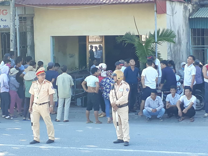 Công an Thái Bình khám nghiệm hiện trường vụ án mạng em giết anh trai - Ảnh: Hoàng Long 