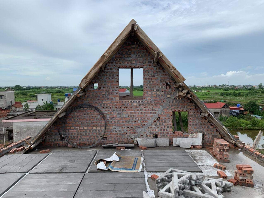 Phần vỉ ruồi của mái Thái tầng 2 đang thi công thì bị sấp khiến 4 người thương vong - Ảnh: Hoàng Long