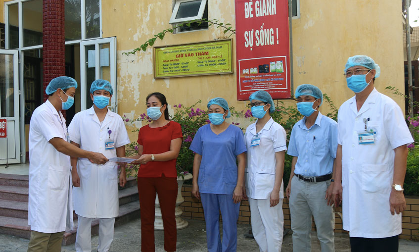 Bệnh nhân mắc COVID-19 cuối cùng tại Hà Nam xuất viện - Ảnh: HG