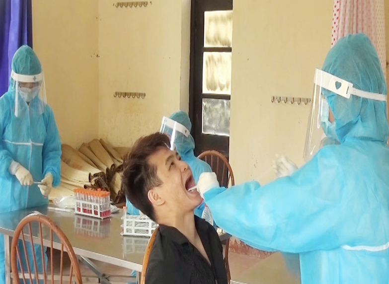 Các công dân nhập cảnh từ nước ngoài về Hà Nam được khám, xét nghiệm COVID-19 - Ảnh: PD
