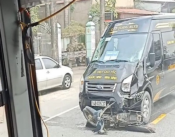 Sau va chạm, xe Limousine cuốn xe máy vào gầm - Ảnh: Hoàng Long